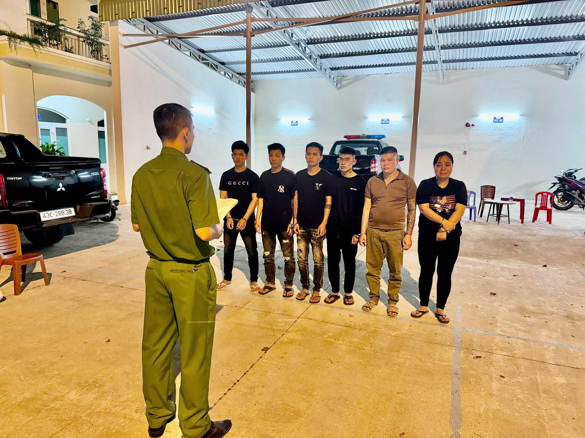 Lực lượng Công an TP Đà Nẵng đọc quyết định bắt các đối tượng. Ảnh: CA Đà Nẵng.
