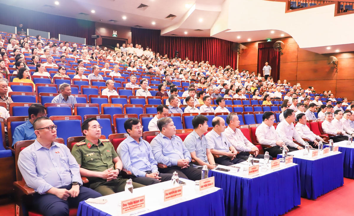 Các đại biểu Quốc hội tiếp xúc cử tri các phường Hải Châu, Hòa Cường, Thanh Khê, An Khê và Sơn Trà sáng 5/5. Ảnh: Nguyễn Tú.
