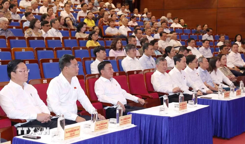 ttxvn-thuong-truc-ban-bi-thu-tran-cam-tu-tiep-xuc-cu-tri-tai-thanh-pho-da-nang-0505-4.jpg