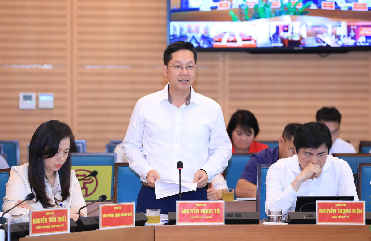 Giám đốc Sở Tài chính Hà Nội Nguyễn Ngọc Tú trình bày báo cáo tình hình kinh tế - xã hội tháng 4 và 4 tháng năm 2026. Ảnh: Đạt Lê