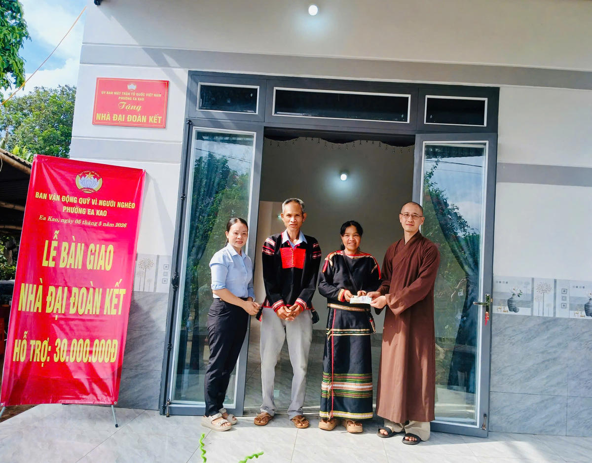 Phó Chủ trì Chùa Phổ Hiền trao tiền hỗ trợ bàn giao nhà cho bà H’Rim Bkrông. Ảnh:TN.