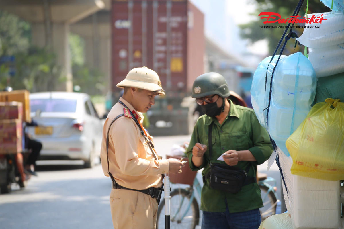 Theo Đại úy Phạm Văn Nghĩa (Đội CSGT số 10), thời gian qua lực lượng chức năng đã tăng cường kiểm soát, xử lý cả trực tiếp và qua hình thức phạt nguội đối với các vi phạm liên quan đến chở hàng hóa.