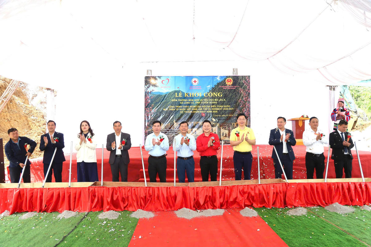 Lãnh đạo Ủy ban MTTQ Việt Nam tỉnh Tuyên Quang cùng các đại biểu thực hiện nghi lễ khởi công xây dựng điểm trường thôn Má Lầu A.