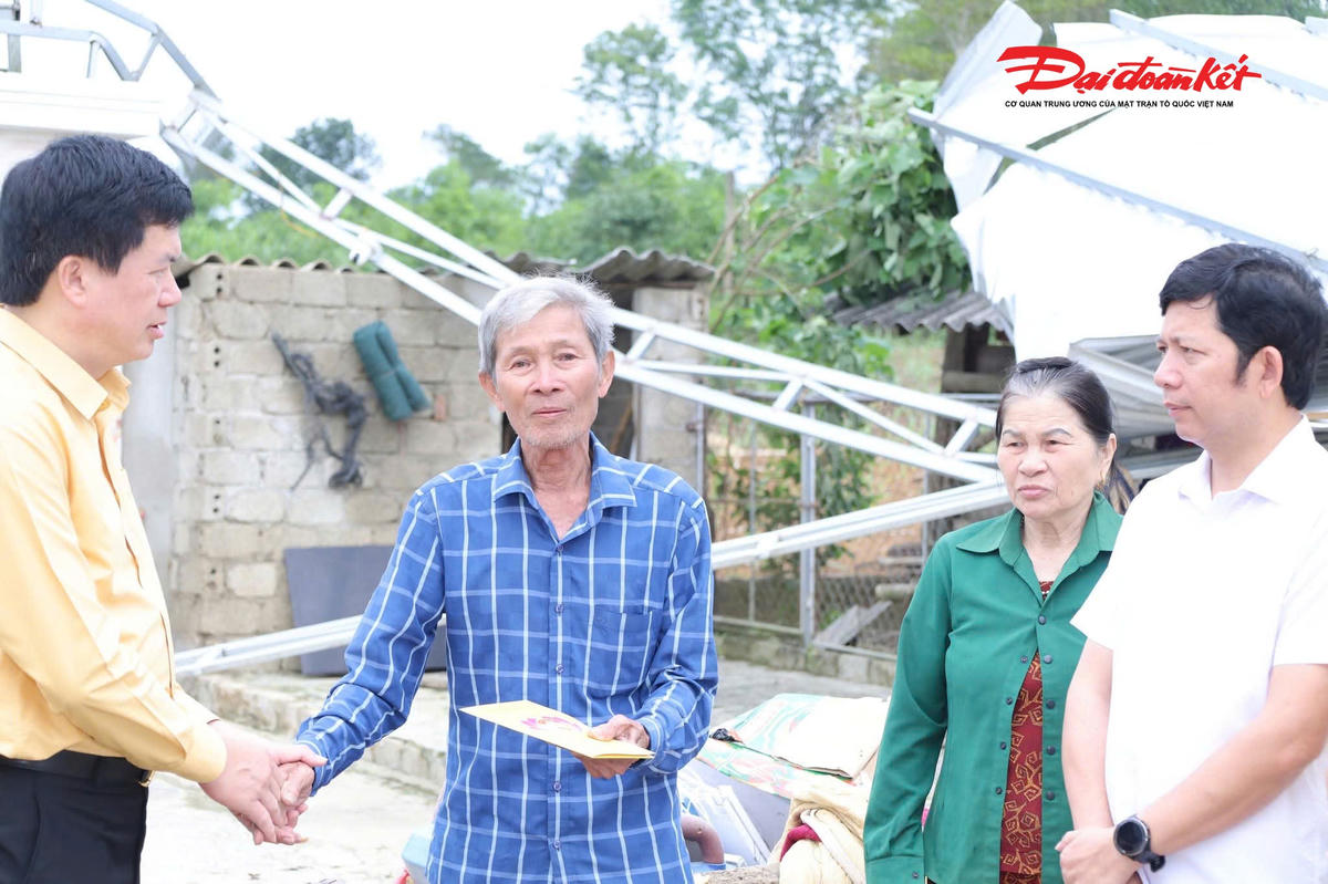 Trao quà cho hộ dân bị ảnh hưởng.