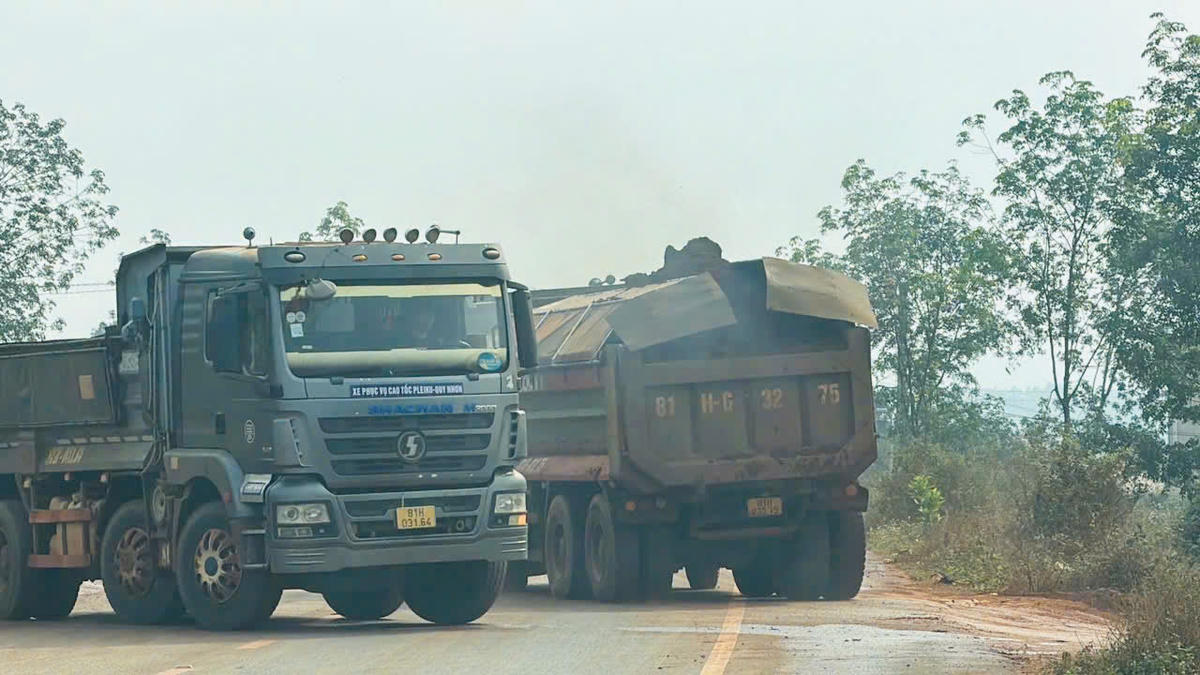 Xe chở đất liên tục ra vào, làm mật độ xe tải trở nên dày đặc. (ảnh Đình Sang)