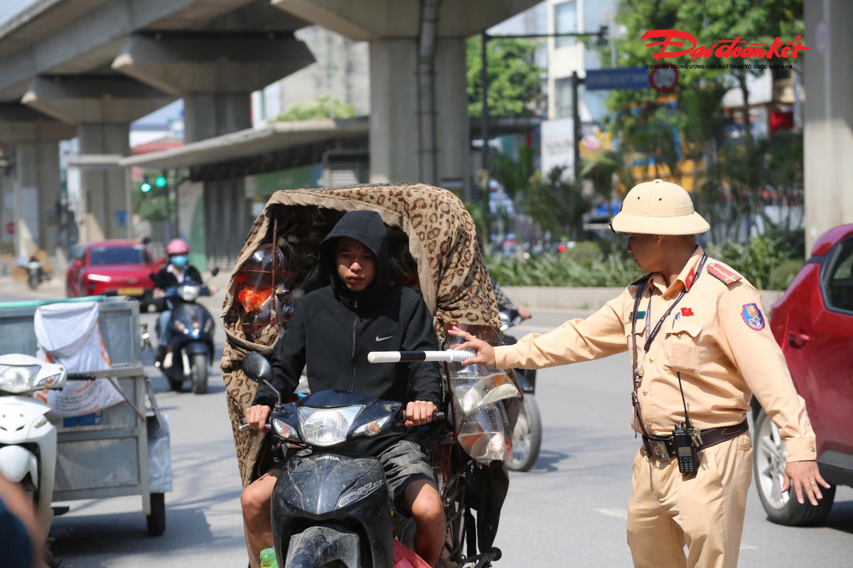 Trong khoảng 2 giờ làm nhiệm vụ, tổ công tác đã phát hiện 7 trường hợp vi phạm. Các lỗi chủ yếu gồm điều khiển xe kéo theo xe khác và chở hàng hóa vượt quá giới hạn cho phép. Đáng chú ý, có một trường hợp sử dụng xe ba bánh tự chế để chở vật liệu xây dựng lưu thông trên đường.