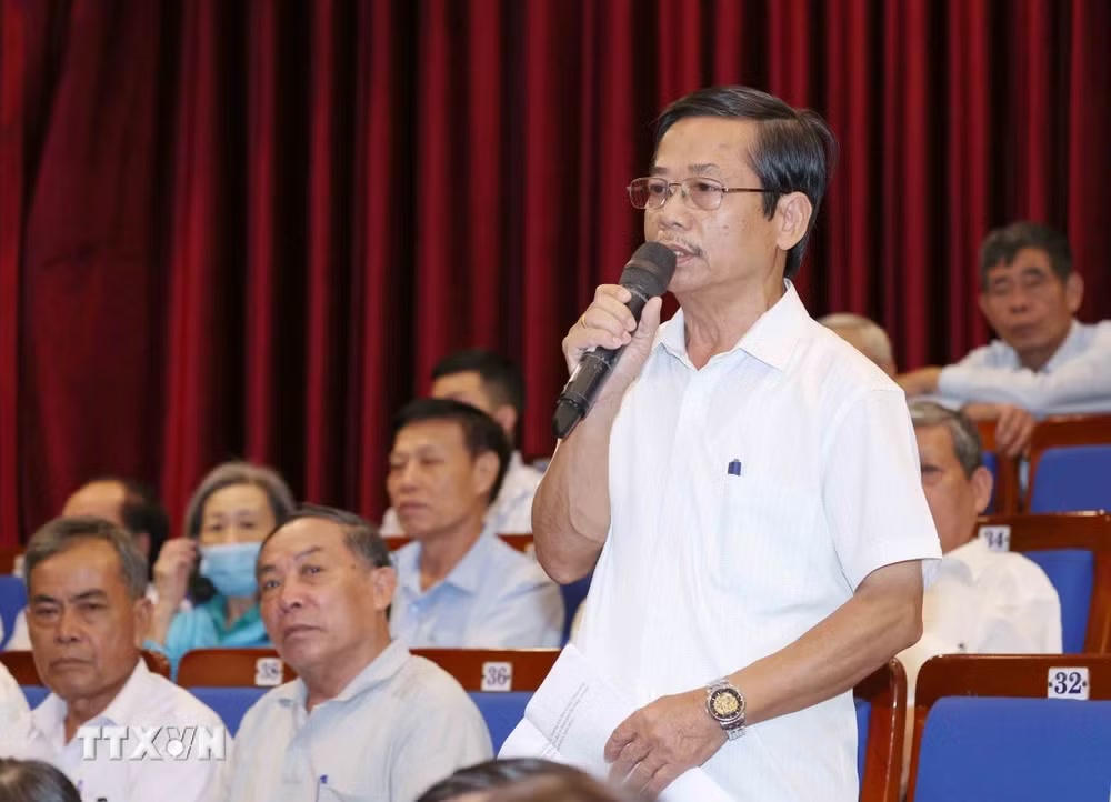 ttxvn-thuong-truc-ban-bi-thu-tran-cam-tu-tiep-xuc-cu-tri-tai-thanh-pho-da-nang-0505-2.jpg