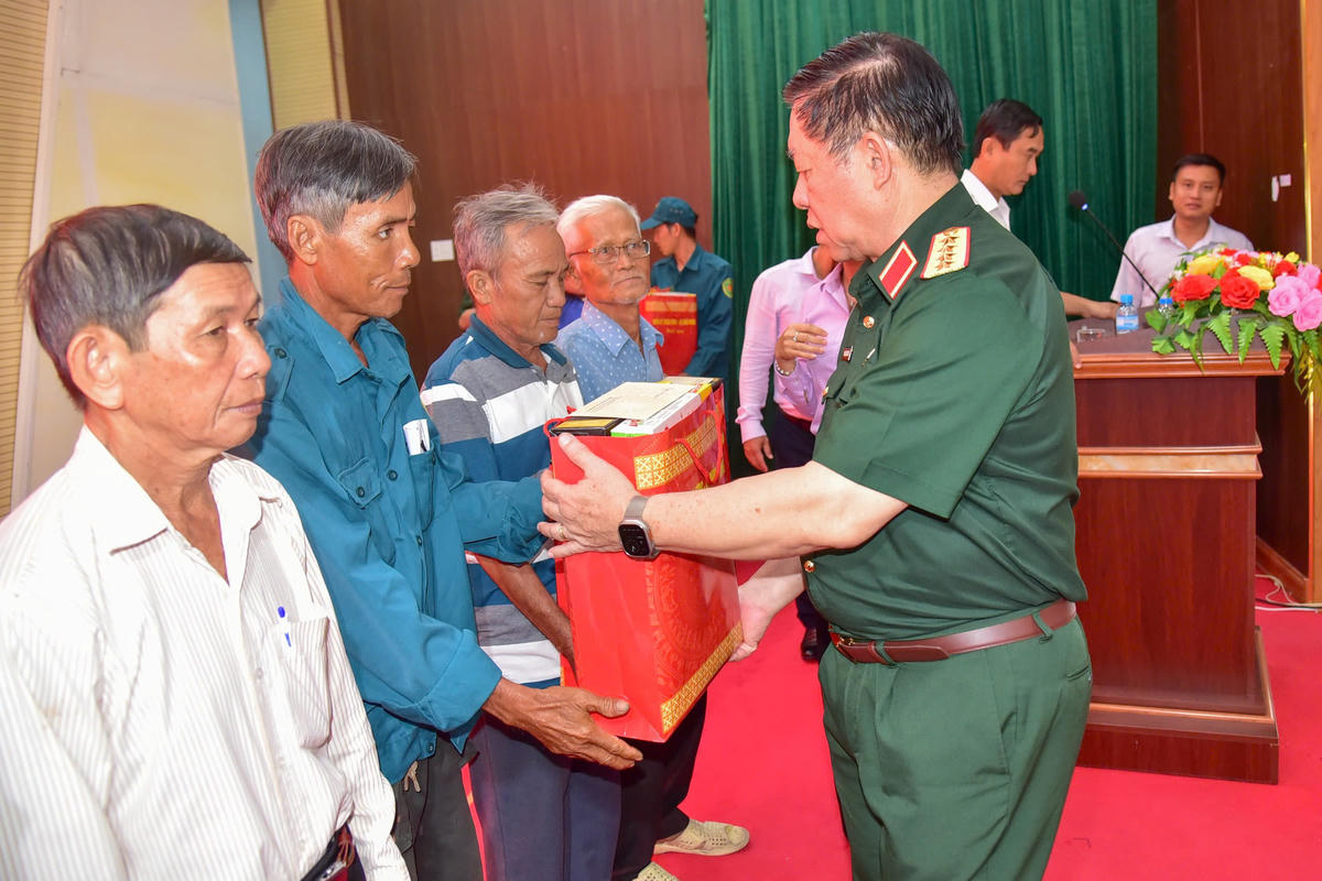 Đại tướng Nguyễn Trọng Nghĩa tặng quà bà con khó khăn ở địa phương. Ảnh: T.B.