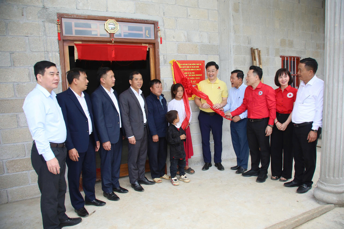 Khánh thành, bàn giao nhà cho hộ gia đình Và Mí Pó, thôn Má Lầu A, xã Lũng Cú.