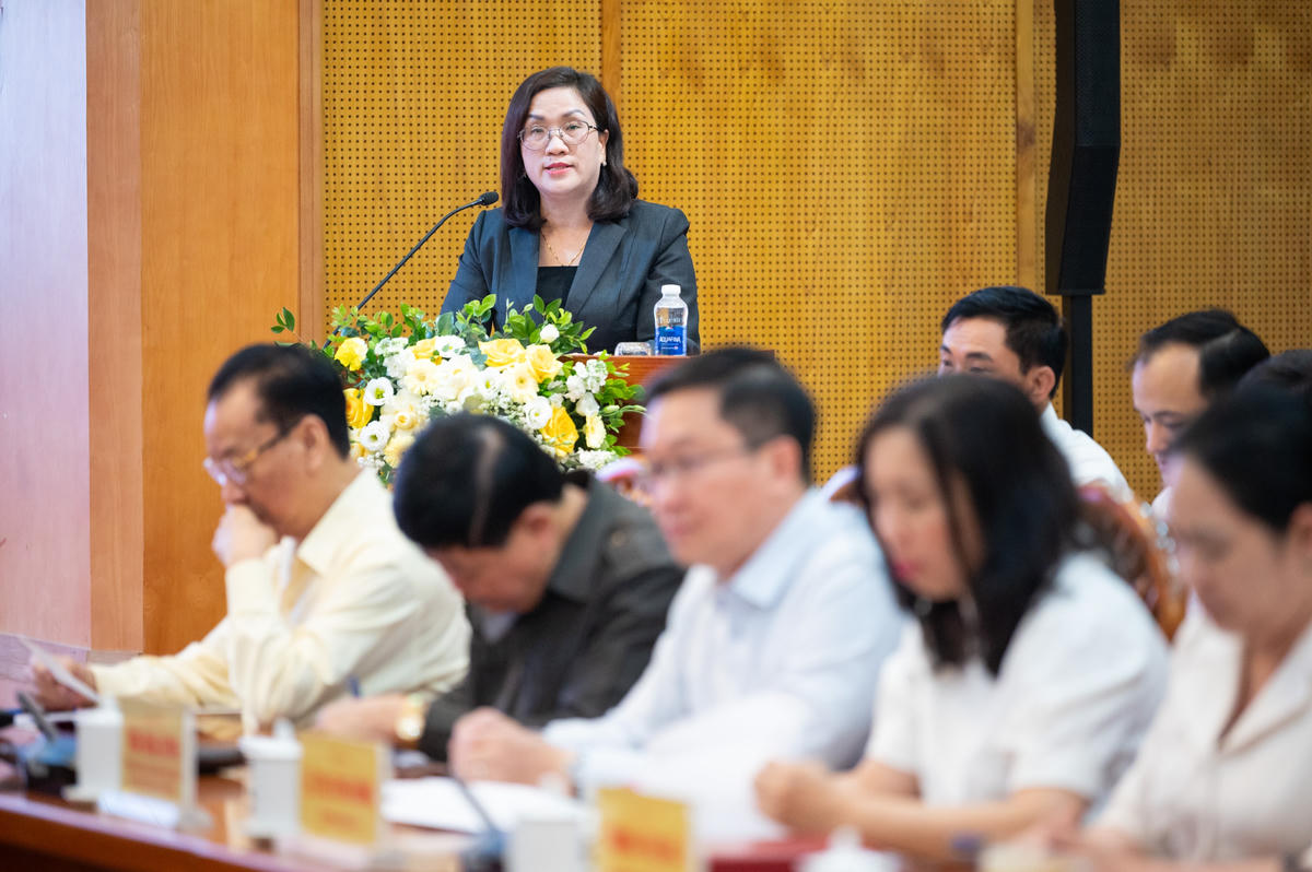 Phó Trưởng ban Tuyên giáo và Dân vận Trung ương Đinh Thị Mai phát biểu đề dẫn Hội thảo. Ảnh: Phạm Thắng