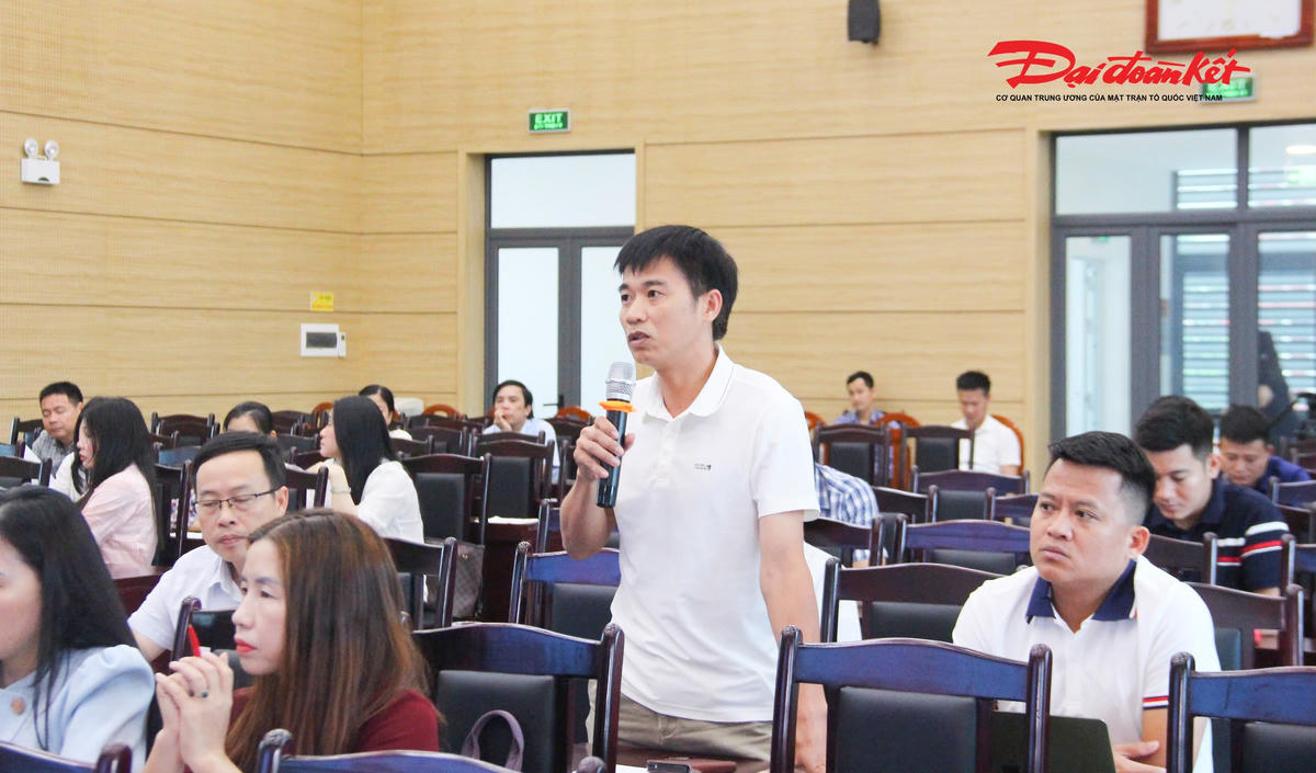 Nhà báo Nguyễn Viết Lam - PV Báo Biên phòng đặt câu hỏi về công tác tuyển sinh lớp 10 năm 2026. Ảnh: ĐB
