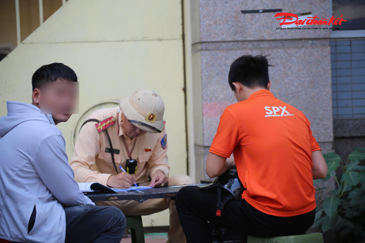 Lực lượng CSGT lập biên bản, xử lý nghiêm các trường hợp vi phạm.