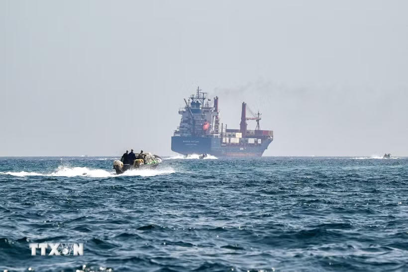 Tàu hàng Marsa Victory mang cờ hiệu của St Kitt's & Neviswhile neo ở ngoài khơi bán đảo Musandam, Oman, chờ qua eo biển Hormuz. (Ảnh: Getty Images/TTXVN).