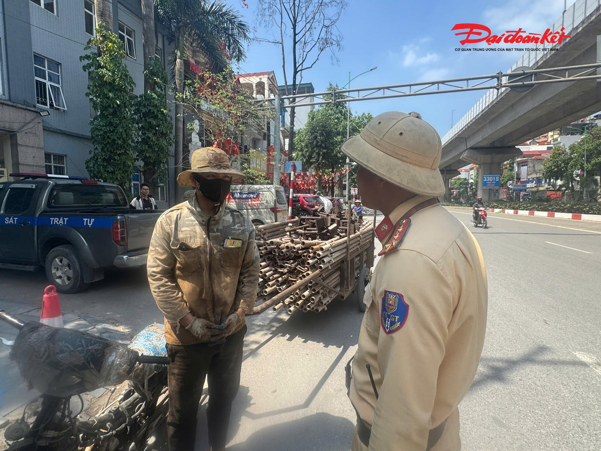 Phòng CSGT Công an TP Hà Nội khuyến cáo, người dân, đặc biệt là các nhân viên giao hàng cần chấp hành nghiêm các quy định của pháp luật về trật tự an toàn giao thông; không tự ý cải tạo, độ chế phương tiện, không chở hàng hóa cồng kềnh, kéo theo xe khác khi tham gia giao thông, nhằm bảo đảm an toàn cho bản thân và cộng đồng.