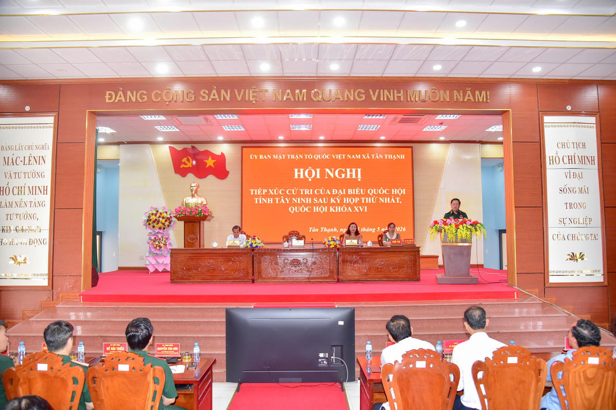 Đơn vị bầu cử số 3 của tỉnh Tây Ninh tổ chức tiếp xúc cử tri tại xã Tân Thạnh. Ảnh: T.B.