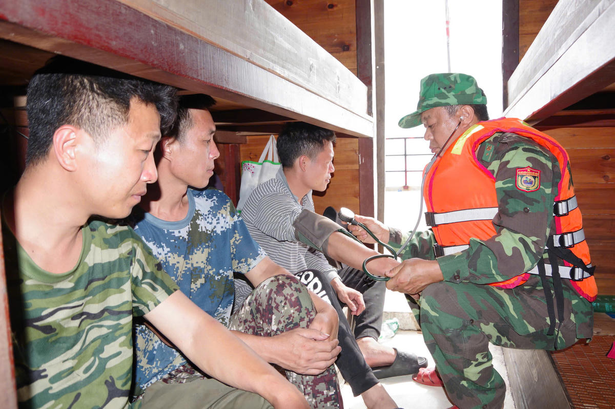 Lực lượng BĐBP tổ chức thăm, khám sức khỏe cho các ngư dân bị nạn sau khi được cứu hộ sang tàu Biên phòng an toàn. Ảnh: BĐBP.