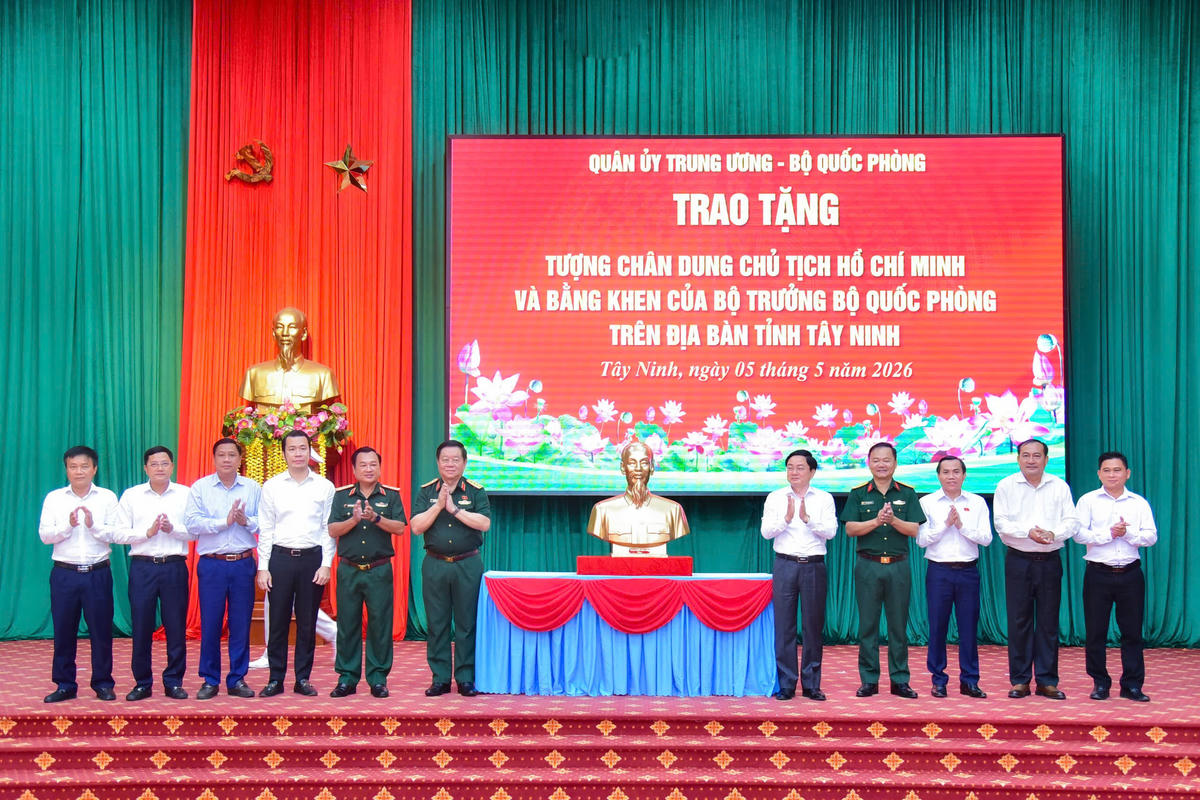 Bộ Quốc phòng trao tặng tượng chân dung Chủ tịch Hồ Chí Minh ở Tây Ninh