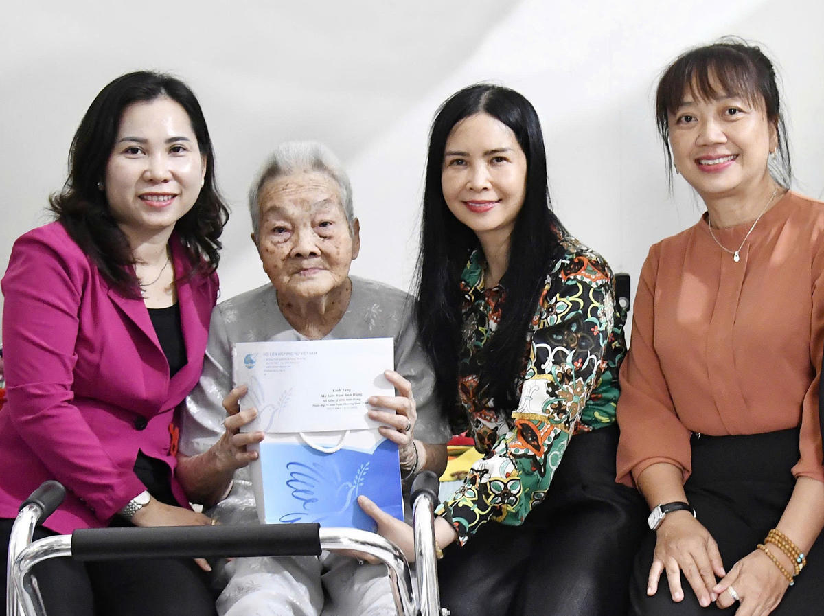 Phó Chủ tịch Thường trực Hội LHPN Việt Nam Trần Lan Phương cùng lãnh đạo Hội LHPN tỉnh Cà Mau thăm hỏi, tặng quà Mẹ&nbsp; Việt Nam Anh hùng Lê Thị Chi nhân kỷ niệm 78 năm Ngày Thương binh - Liệt sĩ (27/7/1947-27/7/2025).