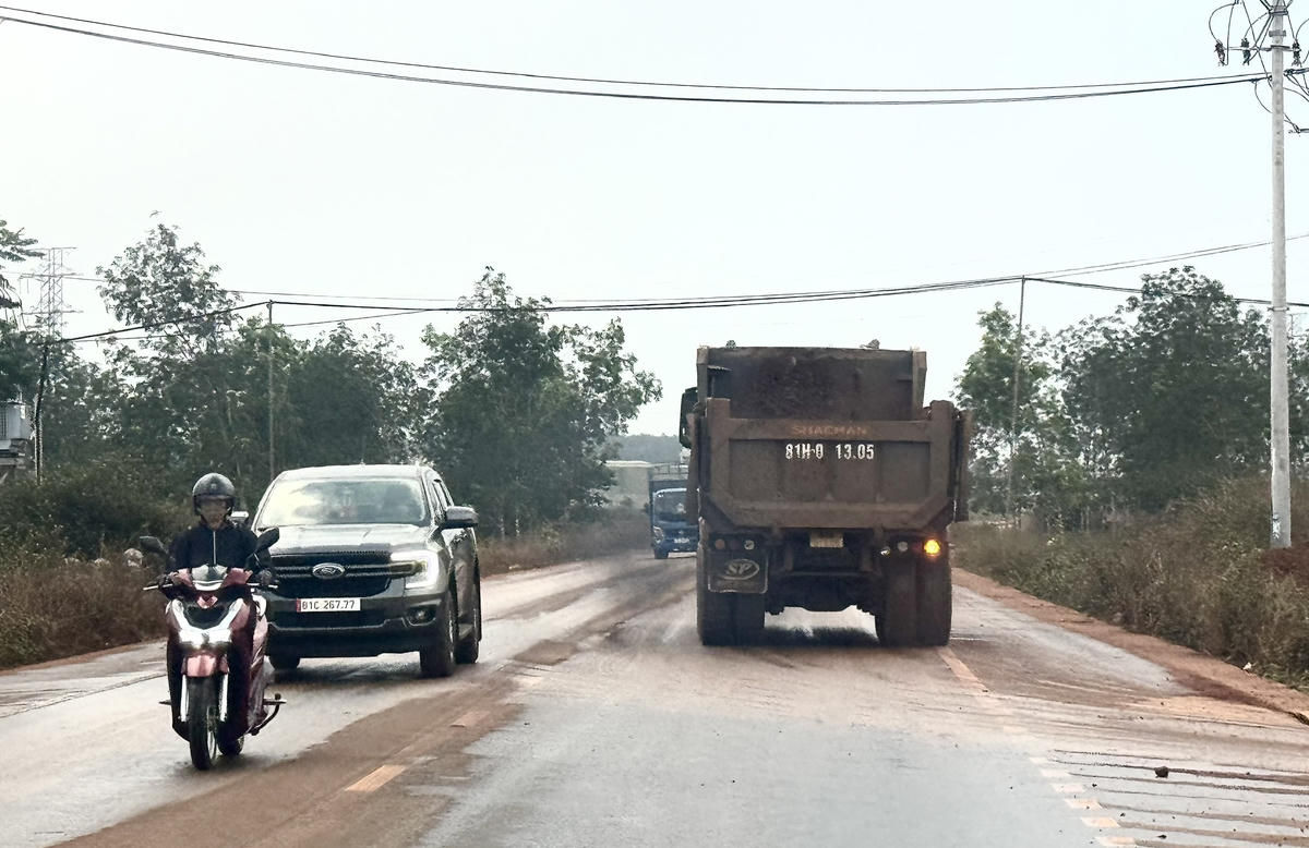 Gia Lai: Nguy cơ mất an toàn giao thông từ xe chở đất phục vụ công trình