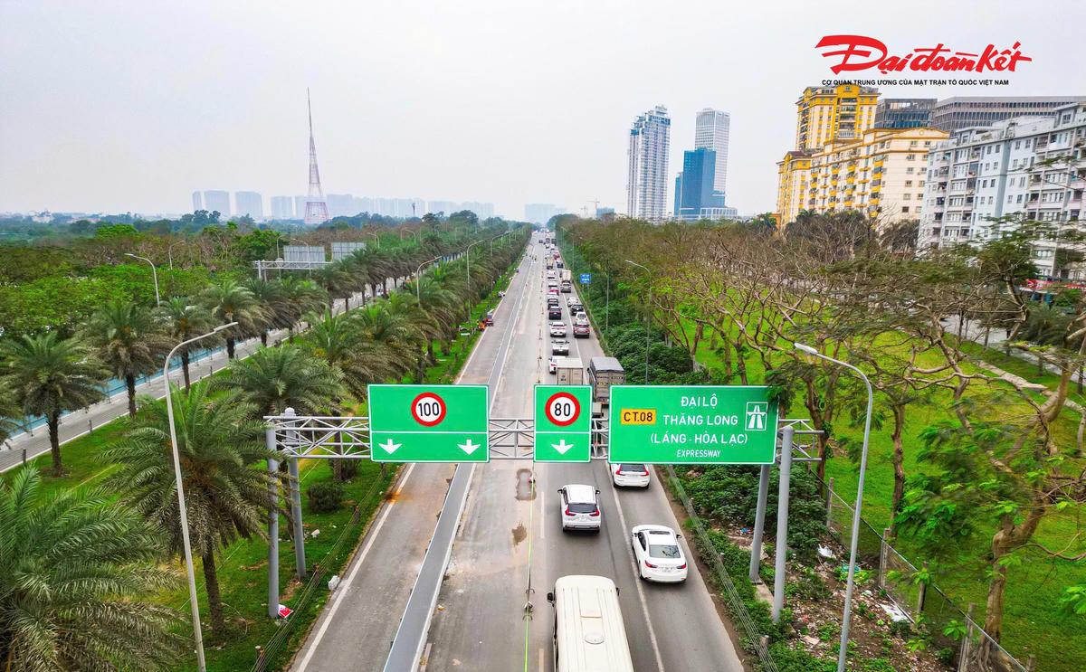 Rào chắn được dựng trên Đại lộ Thăng Long phục vụ thi công các hạng mục thuộc dự án tuyến metro số 5 Hà Nội.