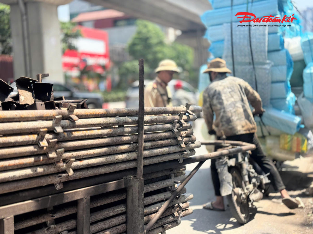 Hà Nội: Cảnh sát giao thông xử lý nhiều Shipper tự ý “độ” xe kéo chở hàng cồng kềnh