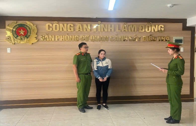 Cơ quan điều tra thi hành lệnh bắt đối với Nguyễn Thị Phiến. Ảnh Công an Lâm Đồng cung cấp.