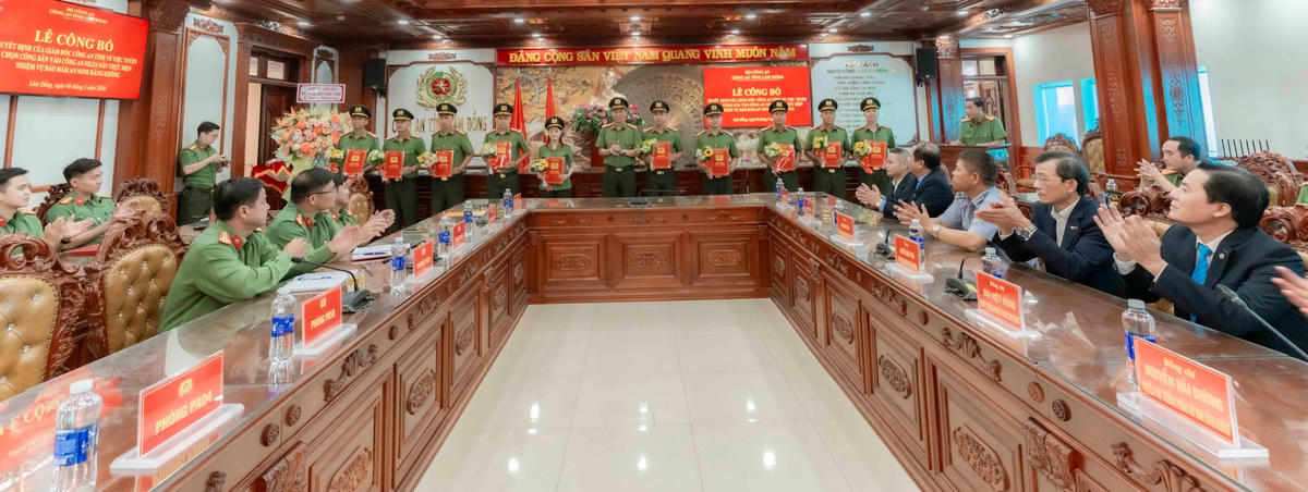 Công an tỉnh Lâm Đồng trao quyết định cho các cán bộ an ninh Cảng hàng không quốc tế Liên Khương.