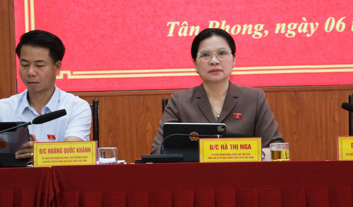 Tại buổi tiếp xúc, bà Hà Thị Nga lắng nghe, theo dõi và ghi chép các ý kiến, kiến nghị của cử tri phường Tân Phong.