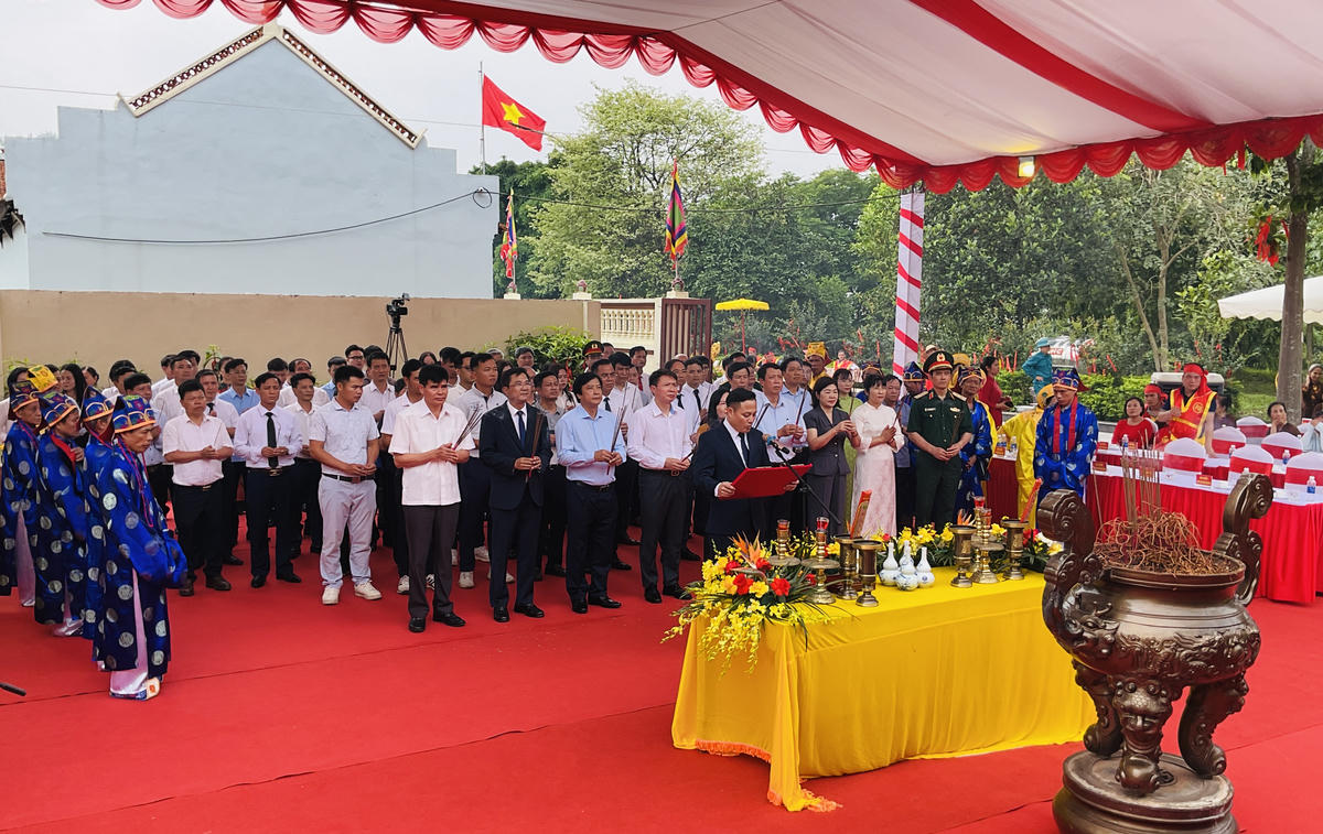 Lãnh đạo tỉnh Phú Thọ cùng đông đảo nhân dân tham gia Lễ giỗ. Ảnh: Tùng Duy.
