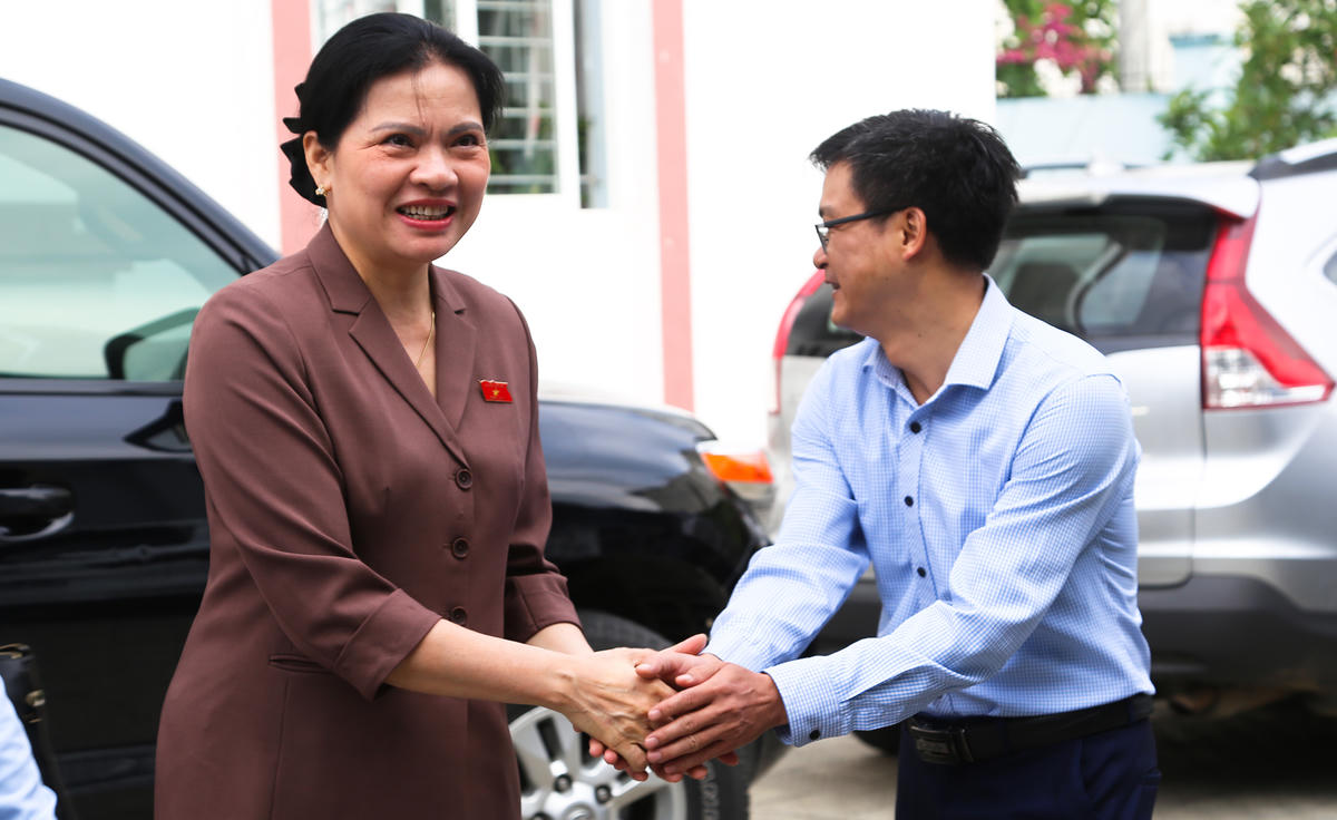 8h sáng 6/5, Phó Chủ tịch - Tổng Thư ký Ủy ban Trung ương MTTQ Việt Nam Hà Thị Nga có mặt tại hội trường phường Tân Phong để gặp gỡ, tiếp xúc cử tri sau kỳ họp thứ nhất, Quốc hội khóa XVI.