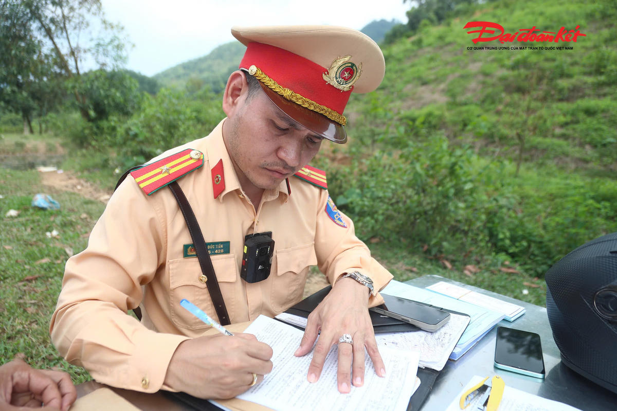 Thiếu tá Lê Đức Tiến, cán bộ Đội CSGT đường bộ số 11 (Phòng CSGT Công an TP Hà Nội) cho biết: “Vi phạm tốc độ là một trong những nguyên nhân chính dẫn đến tai nạn giao thông. Vì vậy, đơn vị thường xuyên bố trí lực lượng tuần tra, kiểm soát trên các tuyến đường trọng điểm, đặc biệt là các trục kết nối liên tỉnh đi khu vực Tây Bắc, để kịp thời phát hiện và xử lý các trường hợp vi phạm".