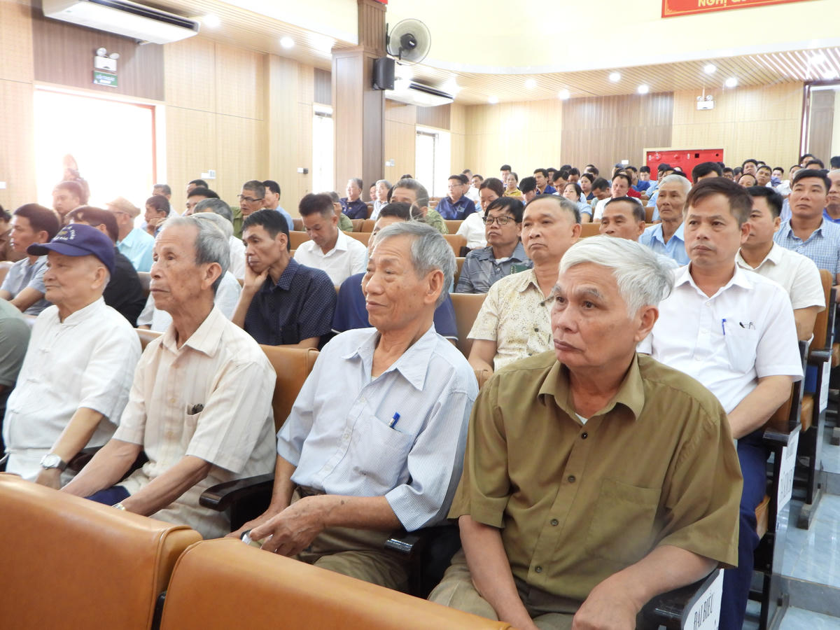 Cử tri chăm chú lắng nghe các đại biểu Quốc hội thông tin về kết quả Kỳ họp thứ nhất, Quốc hội khóa XVI.