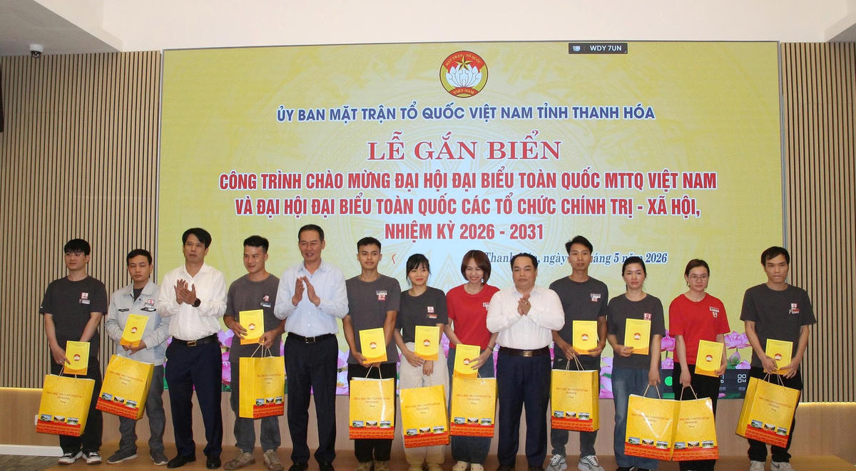 Các lãnh đạo Ủy ban Trung ương MTTQ Việt Nam, lãnh đạo tỉnh, Ban Thường trực Ủy ban MTTQ tỉnh, đã trao 20 suất quà cho công nhân, lao động Nhà máy Basic Medical Việt Nam và các cư dân đang sinh sống tại Nhà ở xã hội chung cư Quảng Thành - Hợp Lực. Ảnh: Nguyễn Chung.