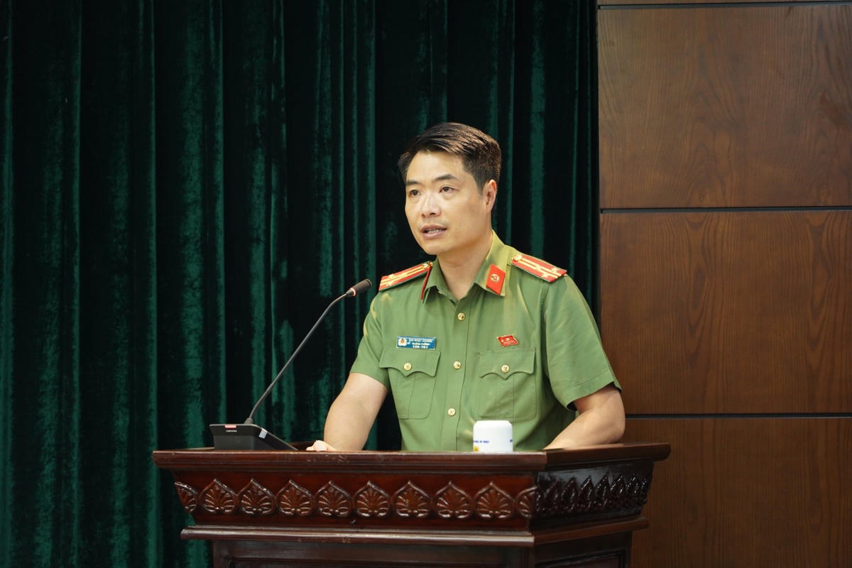 Thượng tá Bùi Nhật Quang, Trưởng phòng Tham mưu Công an TP trình bày báo cáo kết quả kiểm đếm tiến độ thực hiện các nhiệm vụ.
