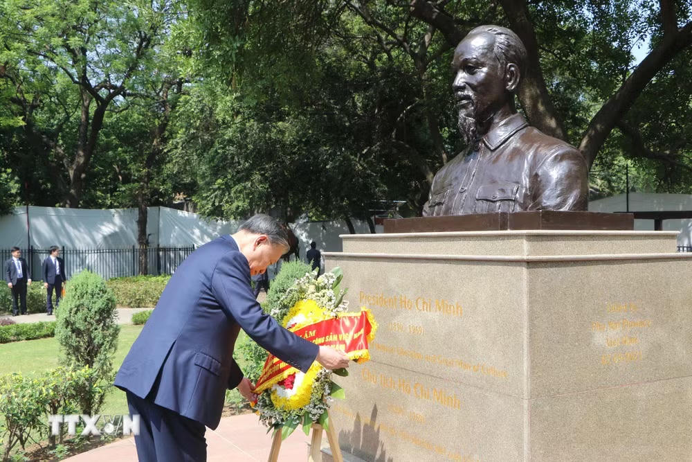 ttxvn-tong-bi-thu-chu-tich-nuoc-to-lam-dat-vong-hoa-tai-tuong-chu-tich-ho-chi-minh-2.jpg