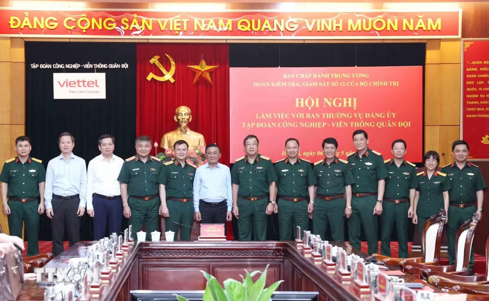 ttxvn-doan-kiem-tra-giam-sat-so-12-cua-bo-chinh-tri-lam-viec-voi-ban-thuong-vu-dang-uy-tap-doan-viettel-3.jpg