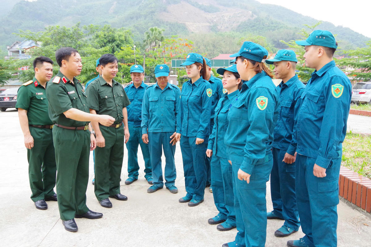 Thiếu tướng Nguyễn Ngọc Ngân, Phó Chủ nhiệm Chính trị Quân khu 2, Phó Trưởng đoàn kiểm tra, trực tiếp kiểm tra nhận thức chính trị của dân quân xã Tân Long.