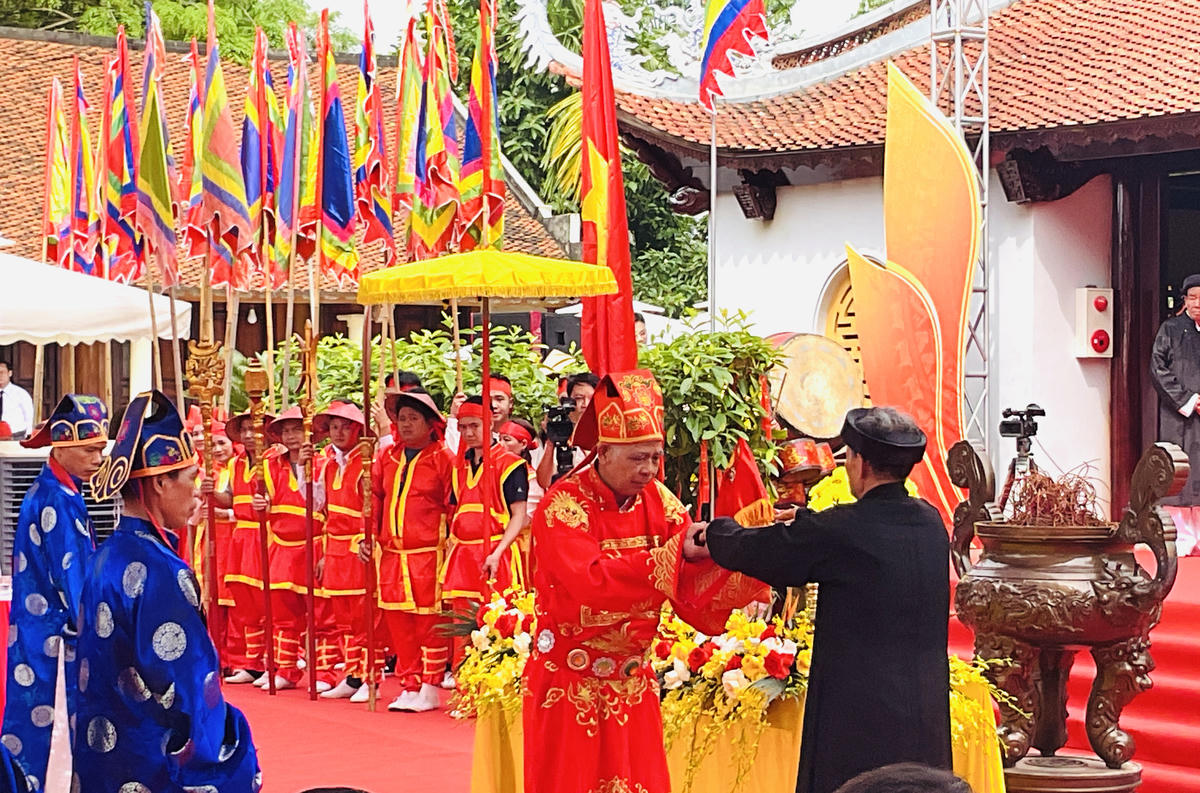 Nghi lễ trang trọng, thành kính.