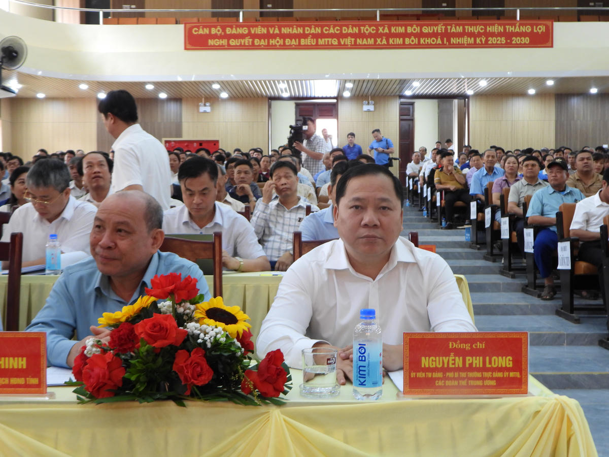 Ông Nguyễn Phi Long, Ủy viên Trung ương Đảng, Phó Bí thư Thường trực Đảng ủy MTTQ, các đoàn thể Trung ương, Phó Chủ tịch Ủy ban Trung ương MTTQ Việt Nam dự hội nghị tiếp xúc cử tri.
