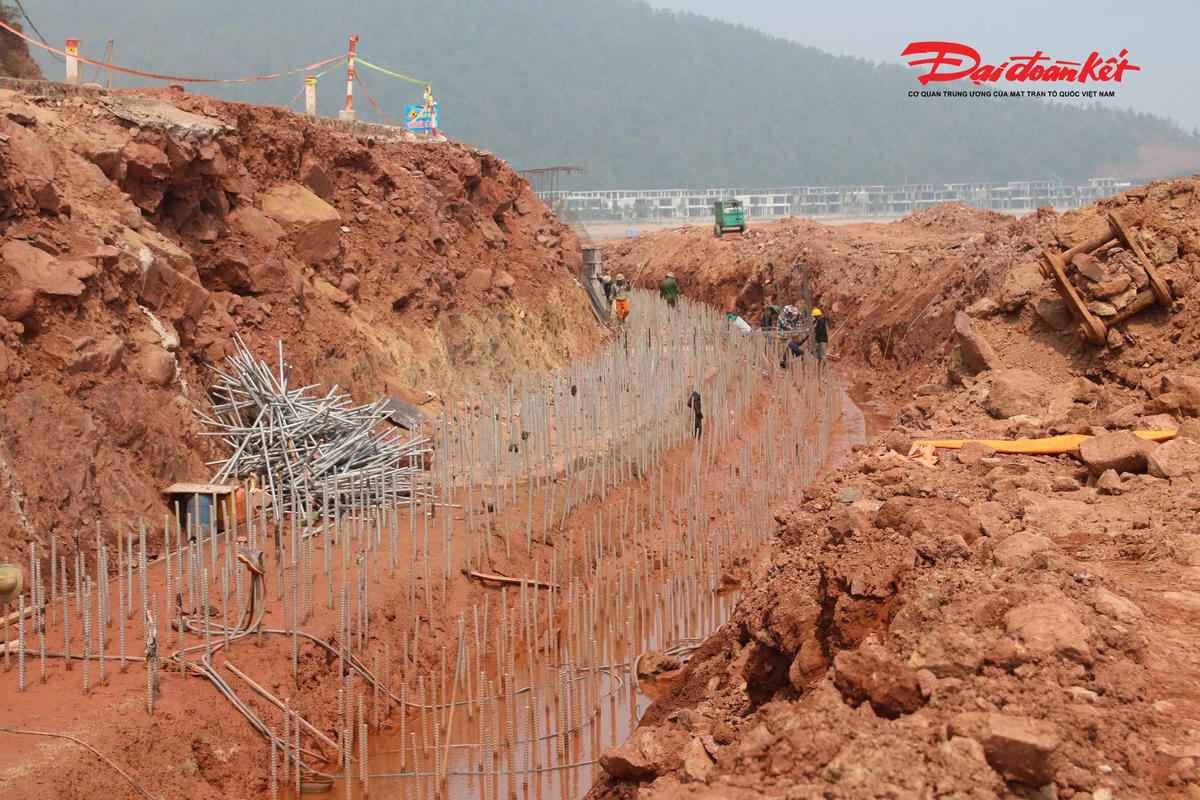 Những ngày này, tại công trường ven biển Bãi Lữ, hàng chục công nhân cùng máy móc hoạt động liên tục để đẩy nhanh tiến độ thi công. Tuy nhiên, việc xây dựng tường chắn sóng sát mép biển khiến đơn vị thi công phải liên tục “chạy đua” với thủy triều. Ảnh: ĐB