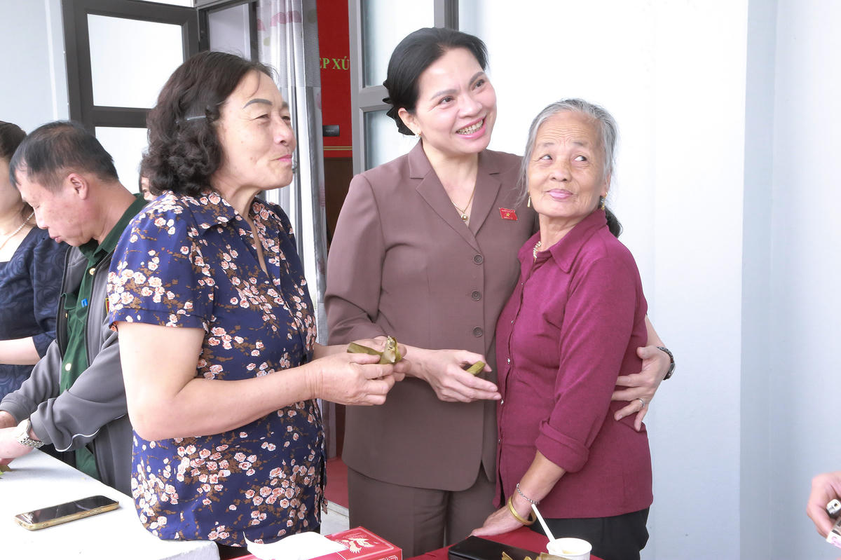 Bà Hà Thị Nga ân cần thăm hỏi, trò chuyện với các cử tri.