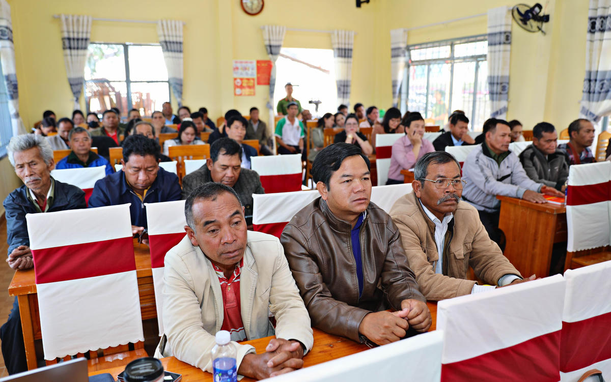 Cử tri xã Lạc Dương tham dự hội nghị tiếp xúc cử tri.