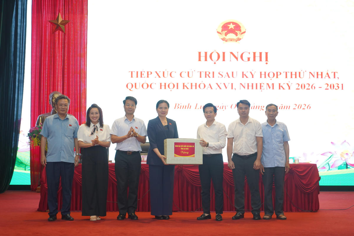 Phó Chủ tịch - Tổng Thư ký Ủy ban Trung ương MTTQ Việt Nam Hà Thị Nga&nbsp;tặng quà cho xã Bình Lư.