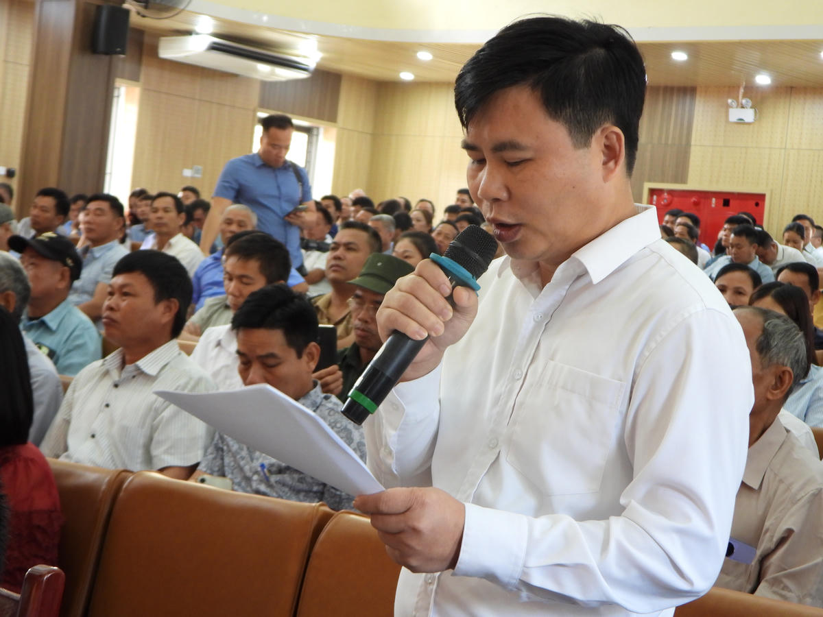Cử tri xã Kim Bôi phát biểu nêu kiến nghị đến Đoàn đại biểu Quốc hội tỉnh Phú Thọ.