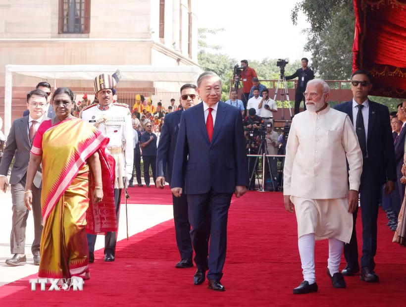 Tổng thống Droupadi Murmu và Thủ tướng Narendra Modi đồng chủ trì Lễ đón trọng thể Tổng Bí thư, Chủ tịch nước Tô Lâm thăm cấp Nhà nước tới Cộng hòa Ấn Độ. (Ảnh: Thống Nhất/TTXVN).