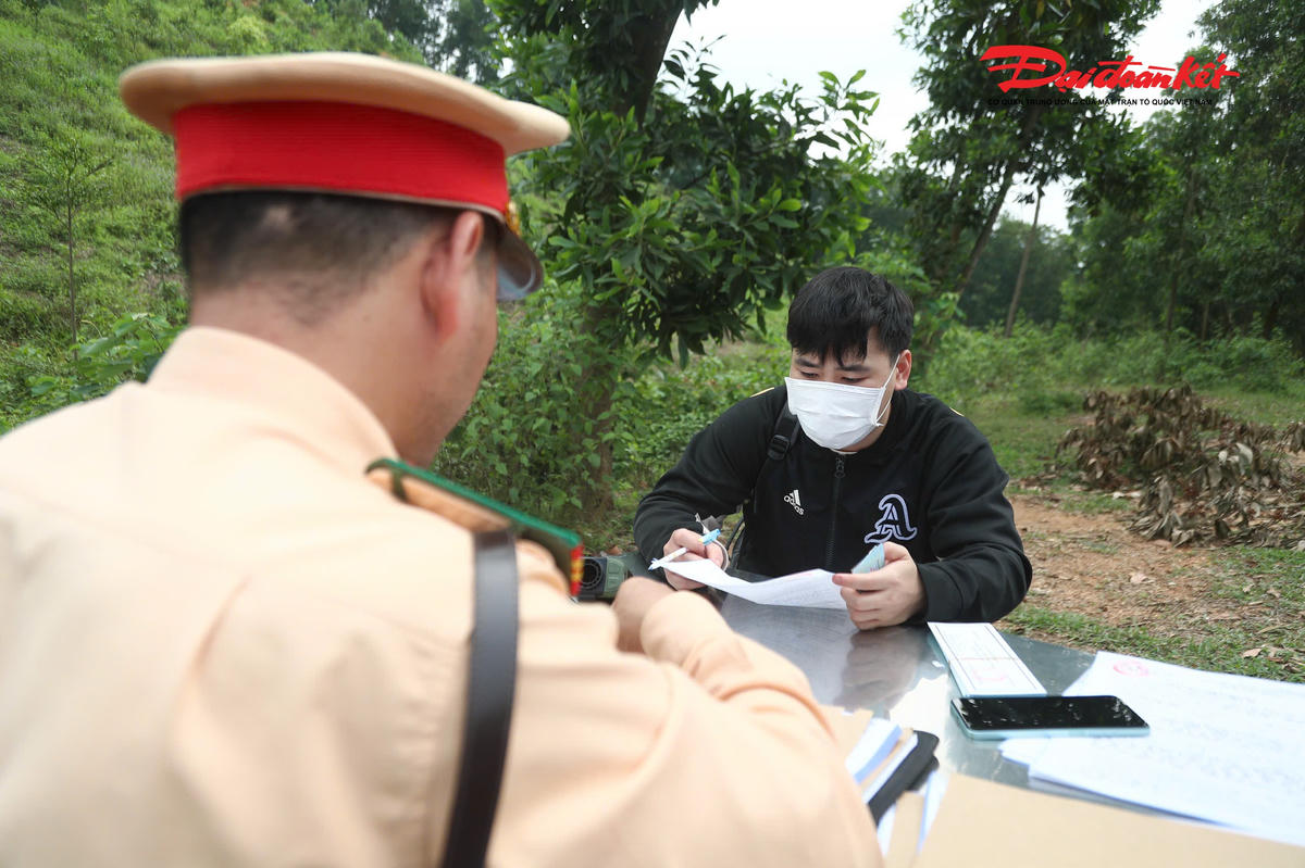 "Chúng tôi khuyến cáo người tham gia giao thông cần chú ý quan sát hệ thống biển báo, nhất là tại khu vực đông dân cư và khi ra, vào khu vực này; đồng thời tuân thủ quy định về tốc độ, giữ khoảng cách an toàn để bảo đảm an toàn cho chính mình và người khác", Thiếu tá Tiến cho hay.