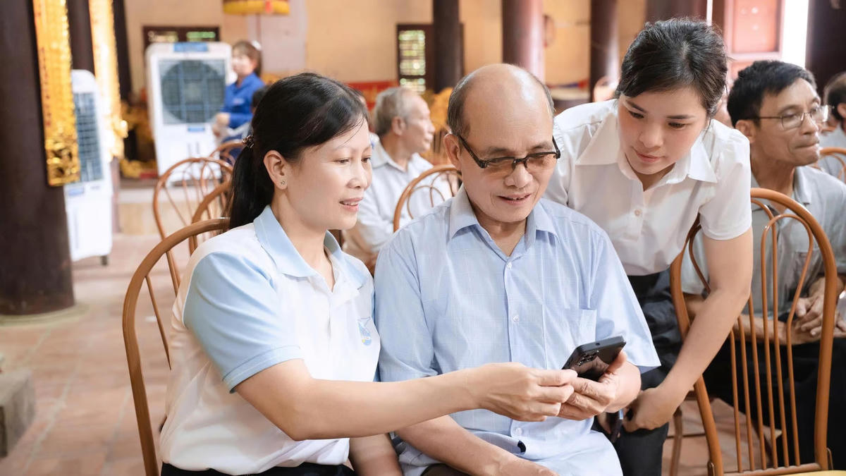 Các “Tổ công nghệ số cộng đồng” giúp cán bộ cơ sở thực hành ngay trên ứng dụng, thiết bị, công việc cụ thể.&nbsp;