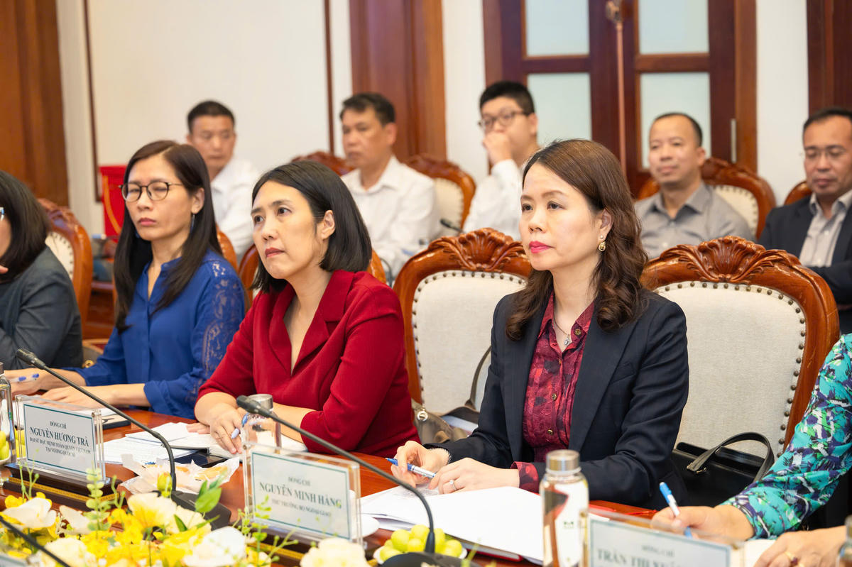 Bà Nguyễn Minh Hằng – Thứ trưởng Bộ Ngoại giao tại buổi làm việc.