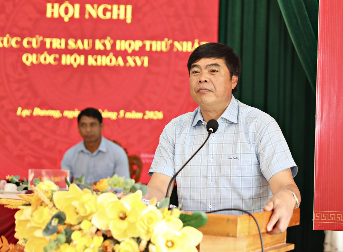 Ông Đặng Đức Hiệp, Phó Trưởng Đoàn chuyên trách Đoàn ĐBQH tỉnh Lâm Đồng phát biểu tại buổi tiếp xúc cử tri xã Lạc Dương.