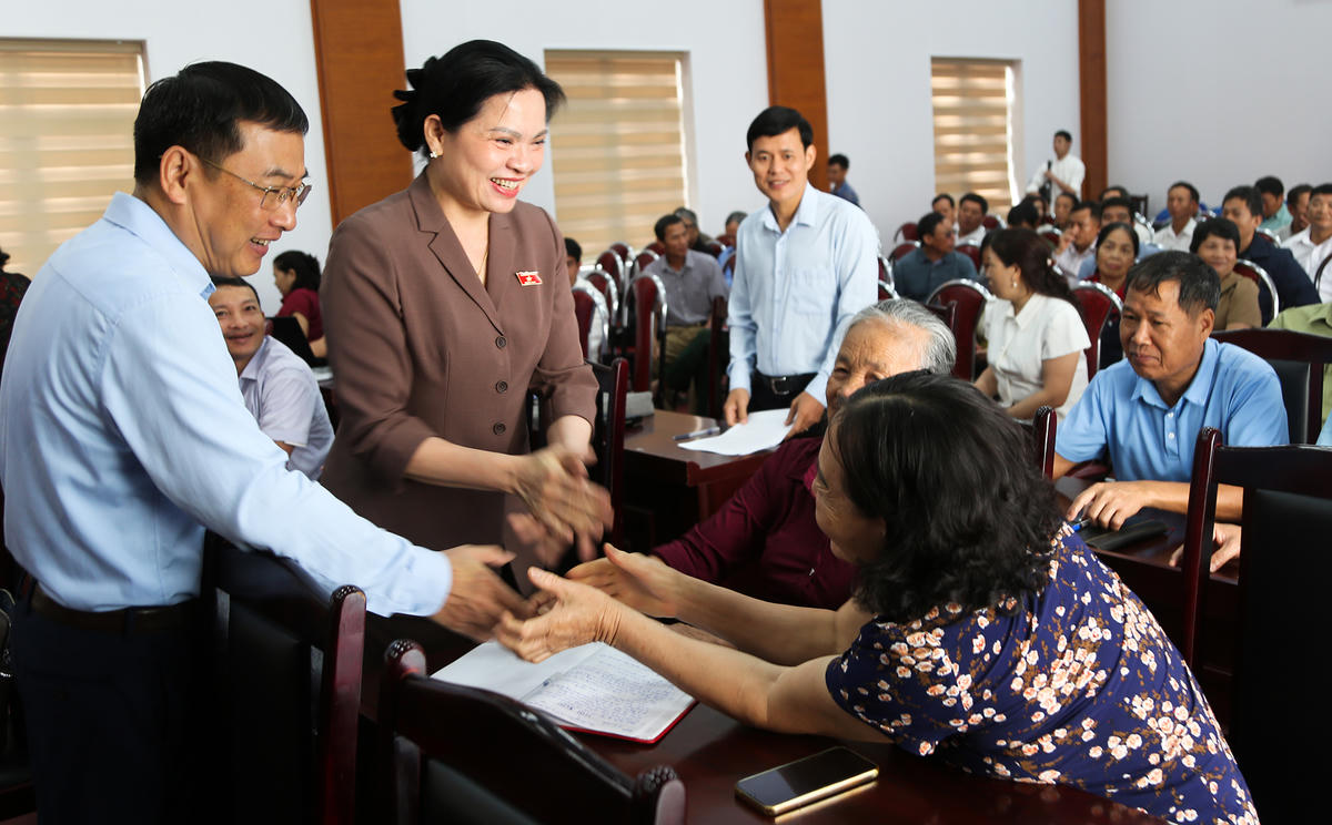 Bà Hà Thị Nga cùng lãnh đạo Ủy ban MTTQ Việt Nam tỉnh Lai Châu ân cần hỏi thăm các cử tri.
